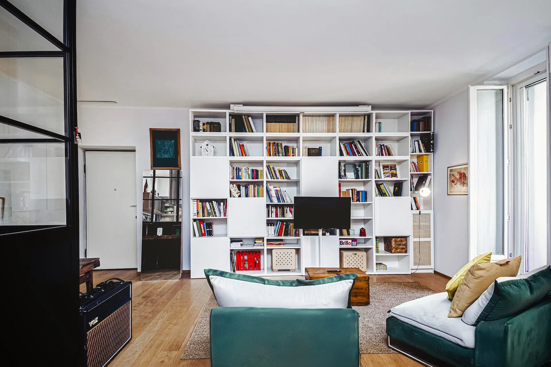 Per leggere o rilassarsi davanti a un film. Una libreria con libri selezionati accoglie gli ospiti, affiancata da una Smart TV con Netflix e Prime Video inclusi per il massimo relax.