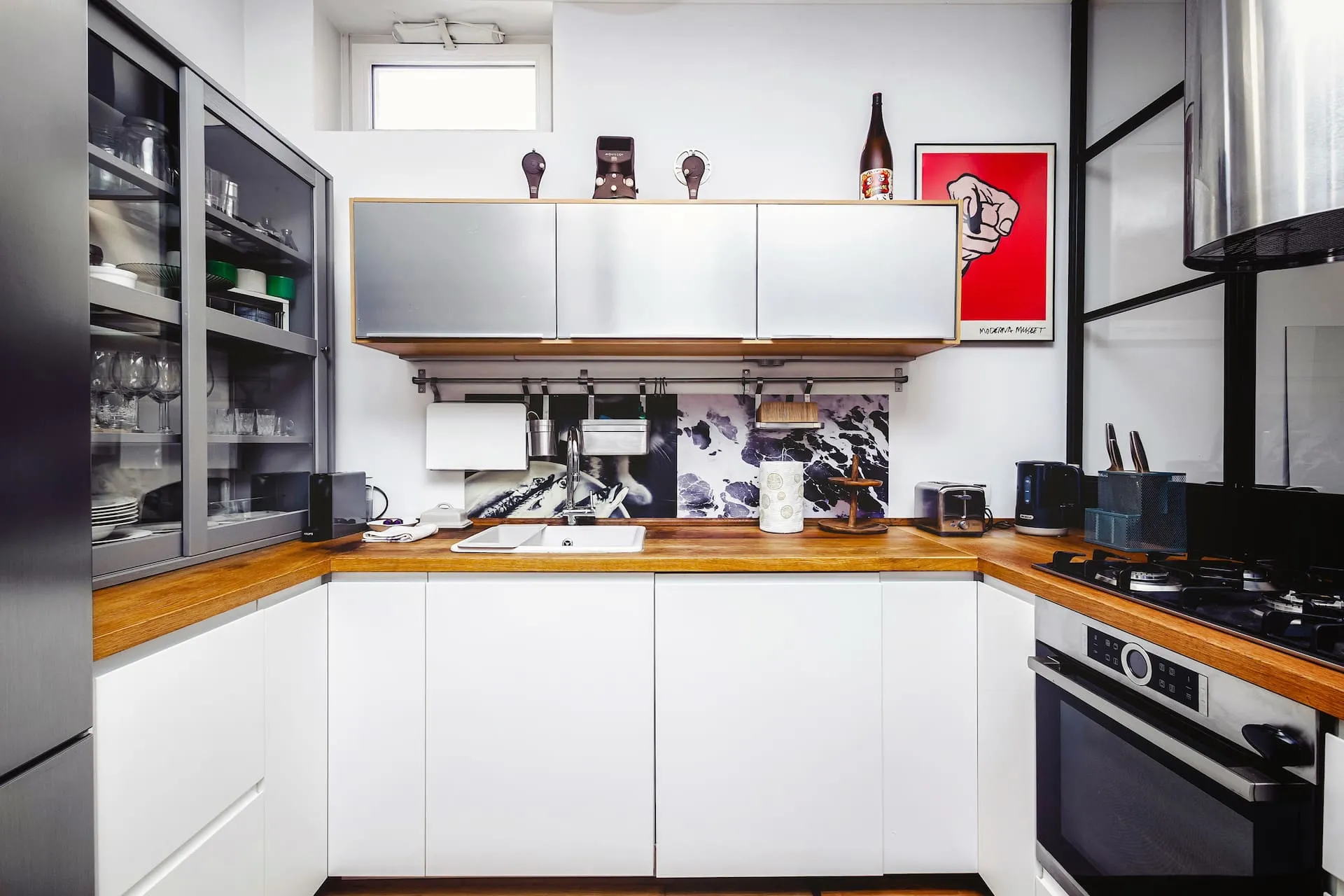 Cucina attrezzata, pronta all’uso. Il piano cottura Foster a 5 fuochi professionali garantisce massima versatilità, affiancato da forno, frigorifero e congelatore per cucinare in piena libertà.