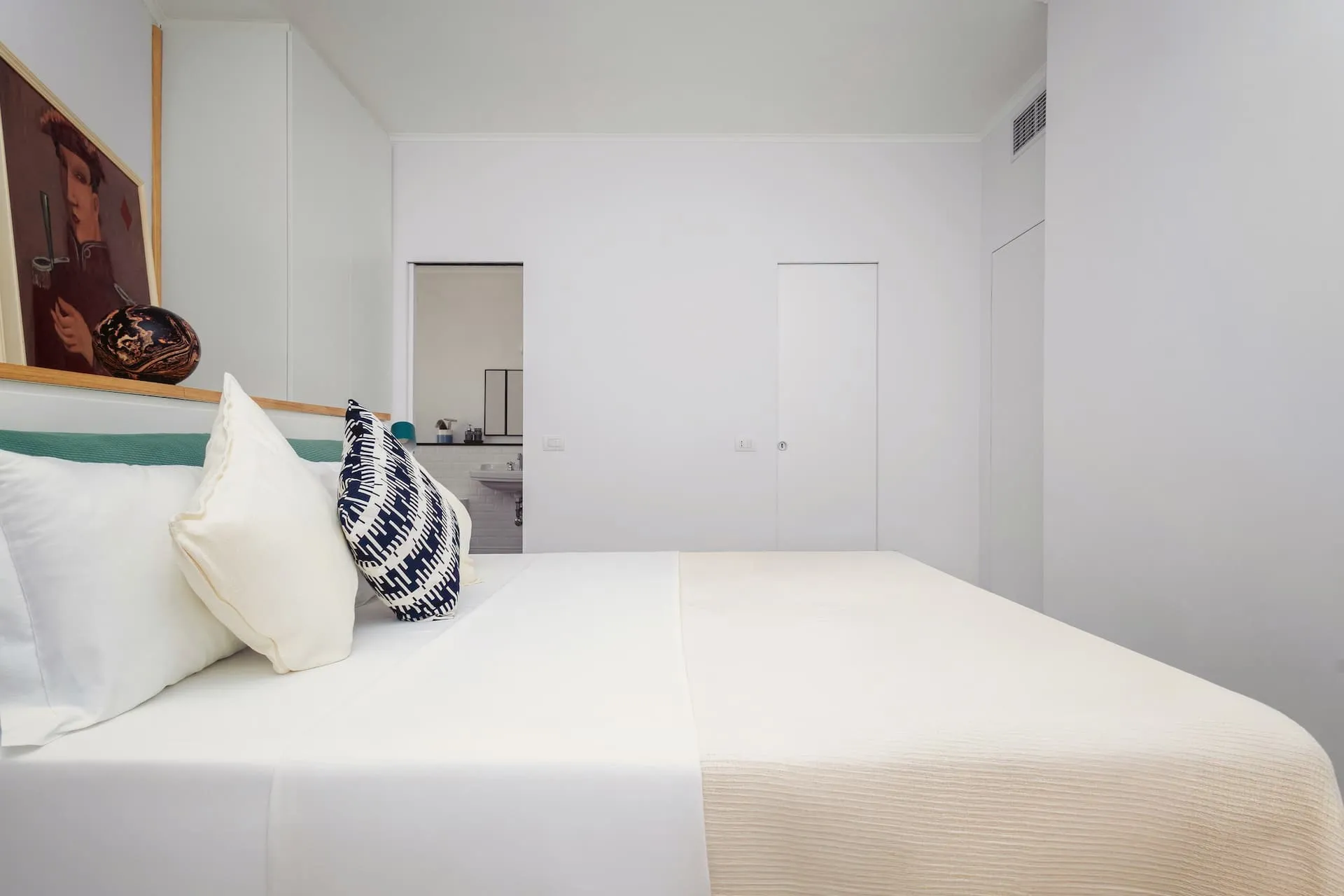 Essenziale, accogliente, rilassante. La camera da letto unisce minimalismo e calore con due grandi quadri decorativi e un materasso premium, pensato per offrire un riposo profondo e rigenerante.