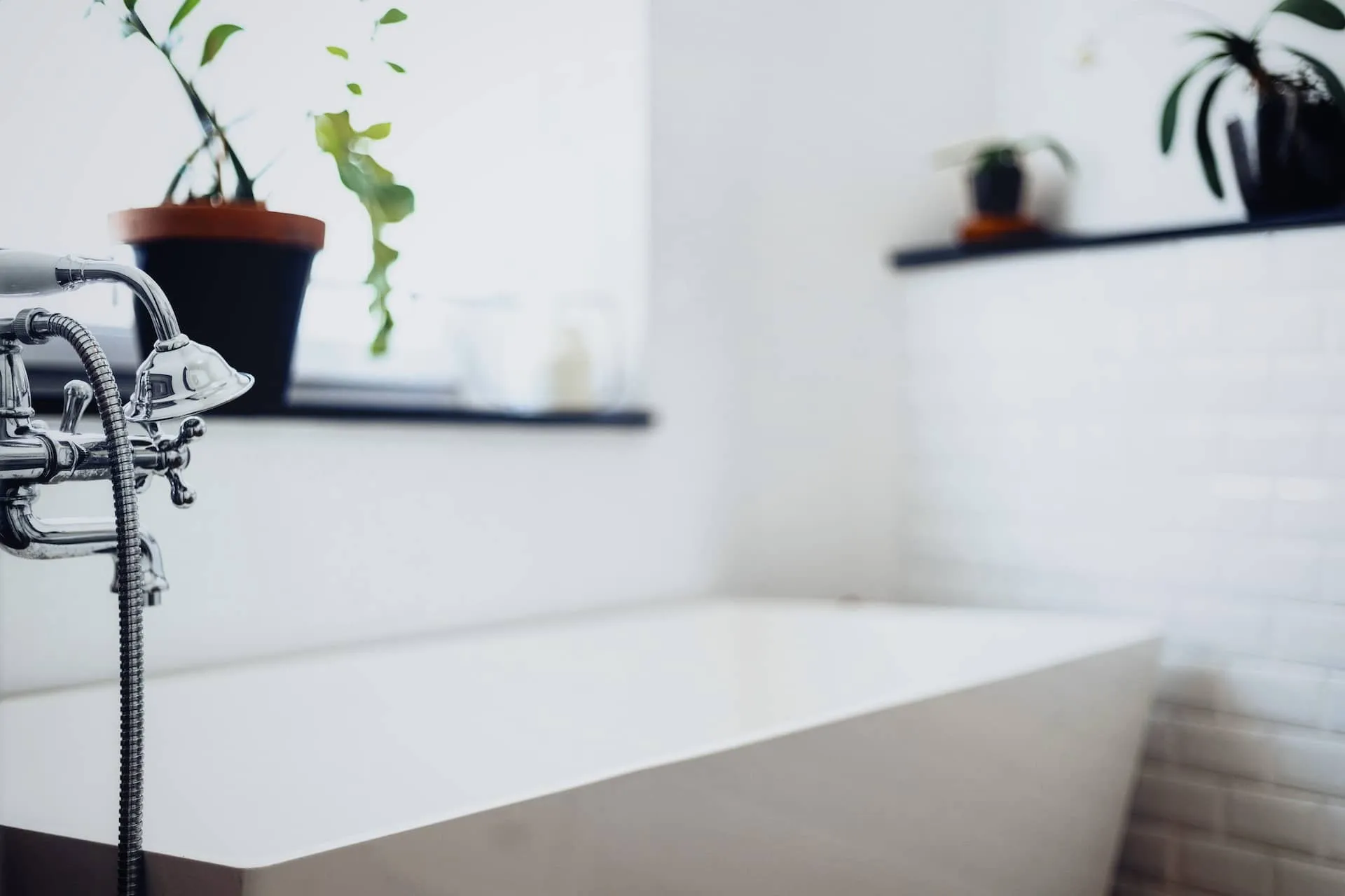 Un bagno elegante, collegato alla camera matrimoniale: combina comfort e stile con sanitari classici, vasca free-standing, lavabo ampio e bidet.