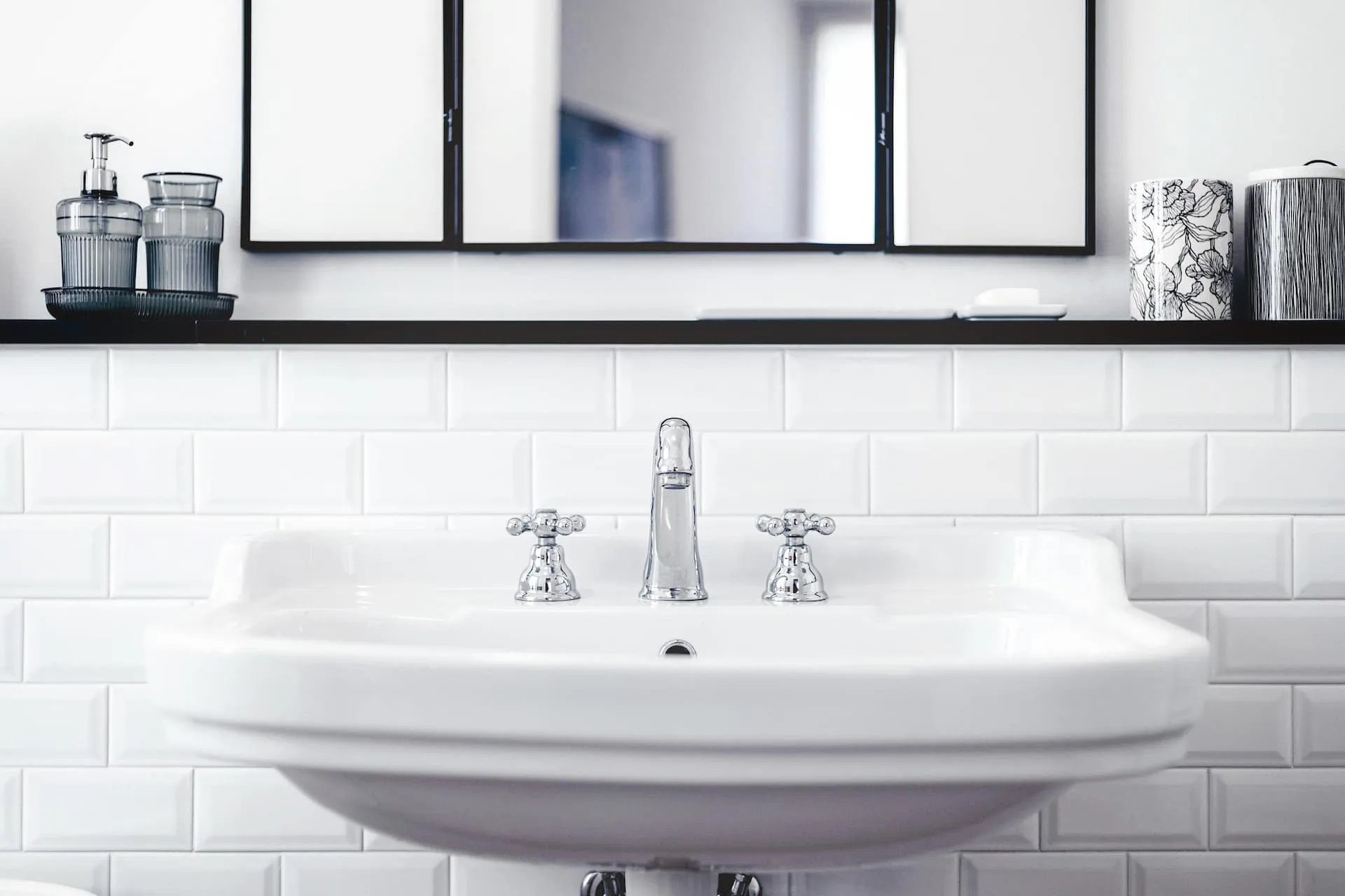 Un bagno elegante, collegato alla camera matrimoniale: combina comfort e stile con sanitari classici, vasca free-standing, lavabo ampio e bidet.