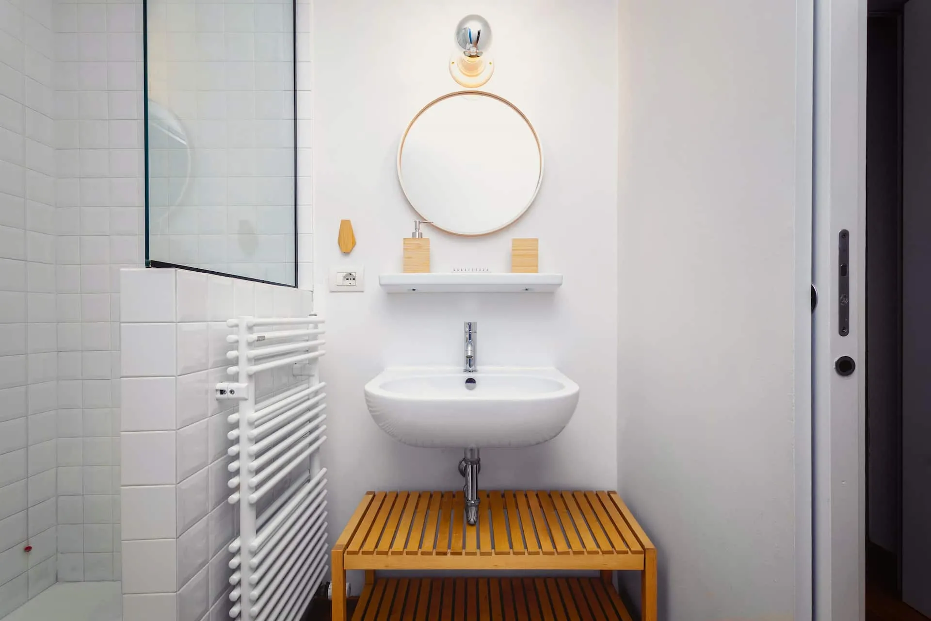 Funzionalità e design essenziale. Il secondo bagno, situato nel corridoio, è dotato di sanitari moderni, un’ampia doccia walk-in, lavatrice e asciugatrice: tutto il necessario per un soggiorno pratico e confortevole.